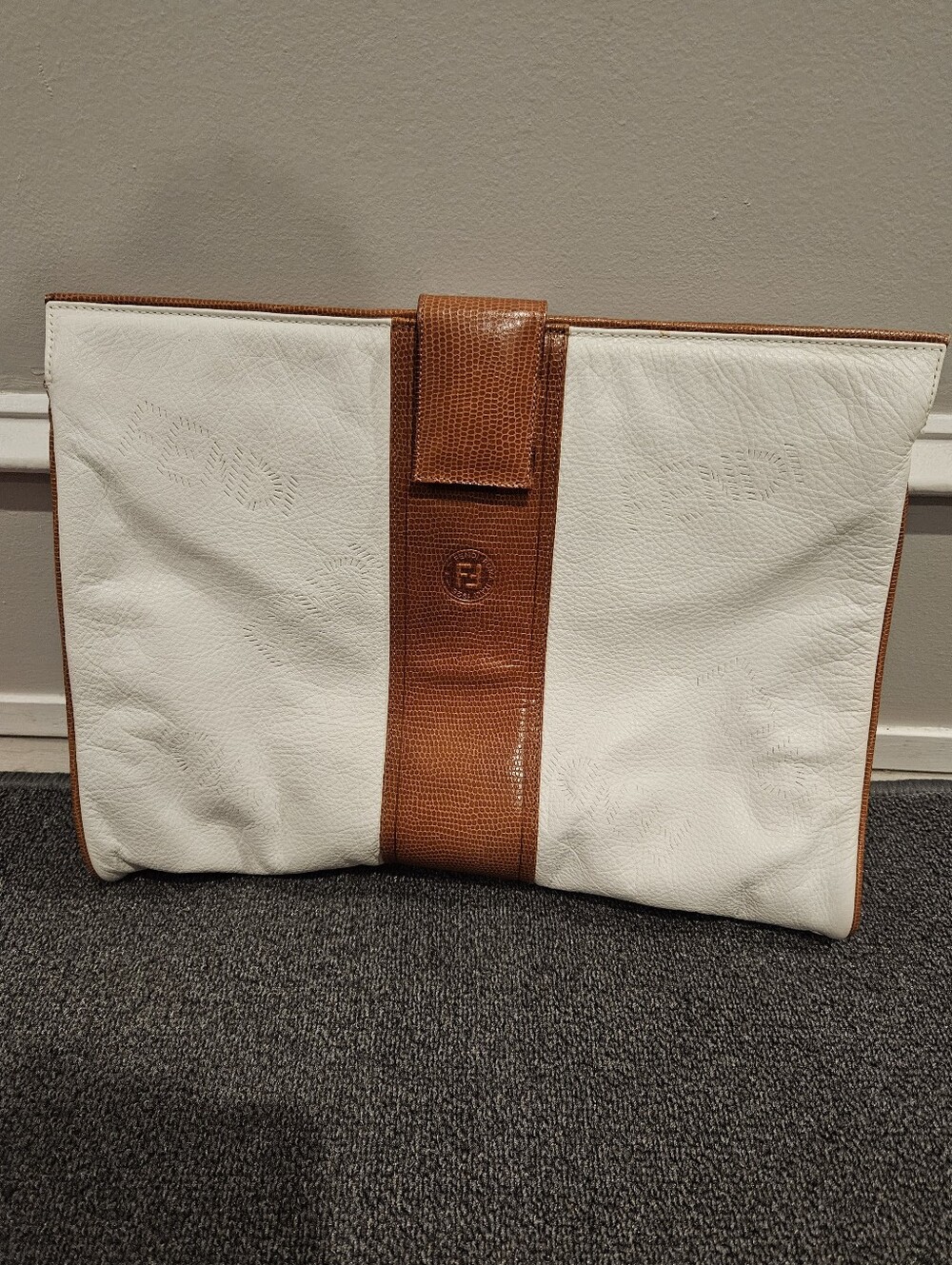 Authentic Fendi Clutch White And Brown
